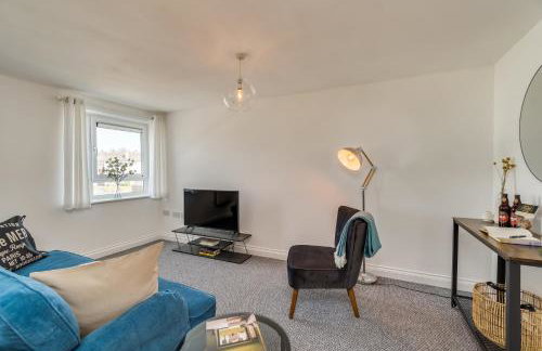 Chic and Bright Apartment Near the Water - Photo 13