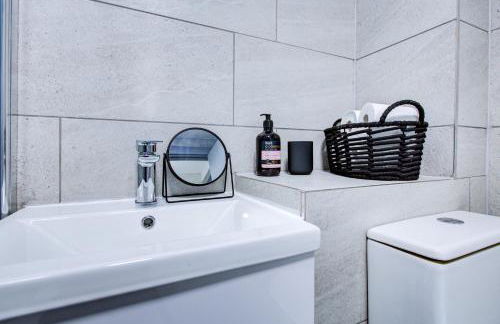 Modern 2 Bed in High Wycombe by ARP Homes, Ideal for Families or Business, Free Parking - Foto 35