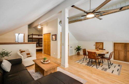 Modern Cabin Near Cheney Lake W Pool and Hot Tub - Foto 45