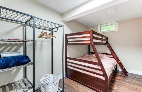 Cozy Wooded Retreat Big Bass Lake Home - Foto 22