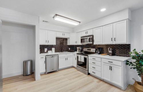 Superior 4BR 2BA Holiday Home with Hot Tub & Grill - Foto 15