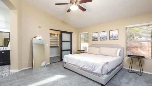 Luxe Desert-Chic 3BR with Heated Pool, Spa, and Grill - Foto 3, wardrobe