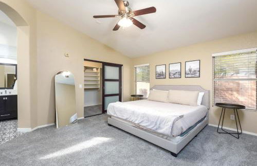 Luxe Desert-Chic 3BR with Heated Pool, Spa, and Grill - Foto 3