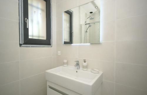 State of the Art Fixtures Villa in Vidauban with Pool - Photo 18