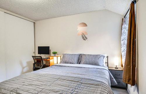 Lake Oswego Condo with Balcony, 3 Mi to the Water! - Foto 17