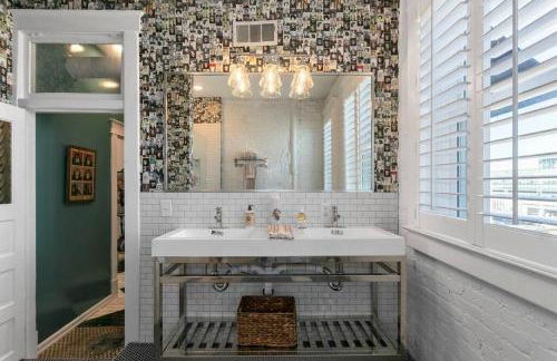 3 Bedroom Penthouse Downtown Close to Everything - Photo 34