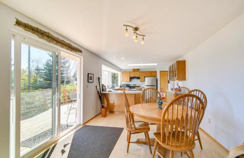 Hoodsport Vacation Rental w/ Deck & Canal Views! - Foto 8