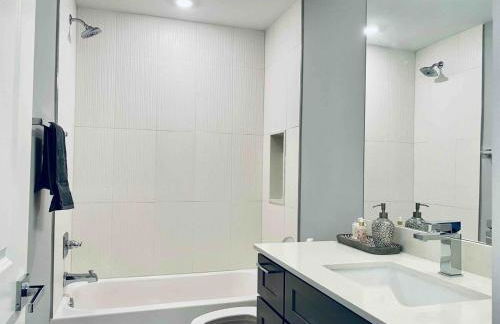 Luxe Penthouse with Private Parking & Rooftop w TV - Foto 16