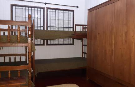 Chale de Madeira - Lareira e Fogueira---lindo gramado com mesa para café da manhã, churrasqueira e fogueira - Foto 26