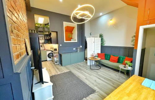 AdeamStays provides Beautiful centrally located 1 and 2 bed apartments on Liverpools Boulevard - Foto 14