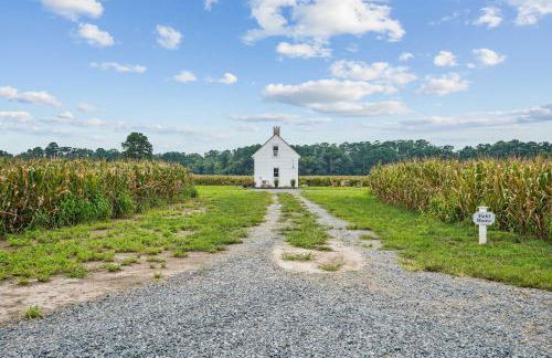 Charming 2BR with Fire Pit on Farm - 10 Min to Wharf - Foto 5