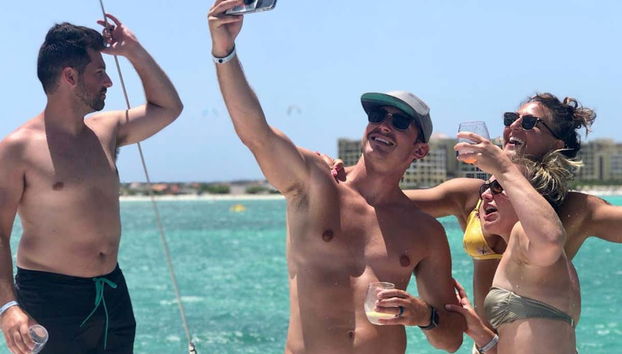 Disfrutando del paseo en catamarán por Aruba