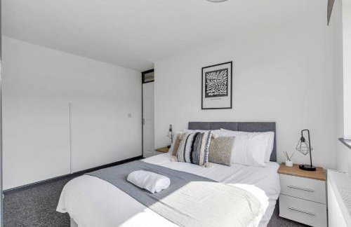 Group-Friendly 4-BR Home with Space & Comfort - Foto 13