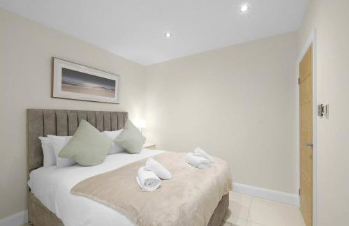 Modern Comfort 2-Bedroom, 2-Bathroom House - Photo 13