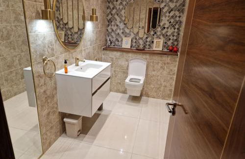 5 Bed 5 Bath Luxury Home Near Heathrow Free Parking - Foto 23