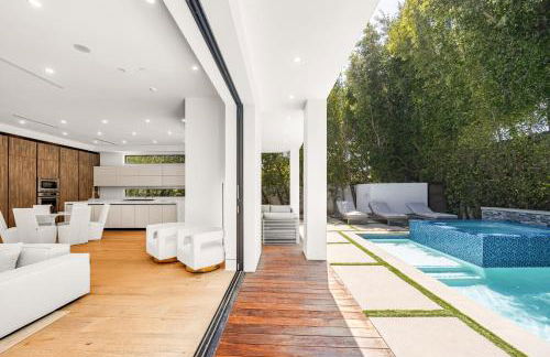 Luxurious Retreat - Modern House with Pool - Photo 10