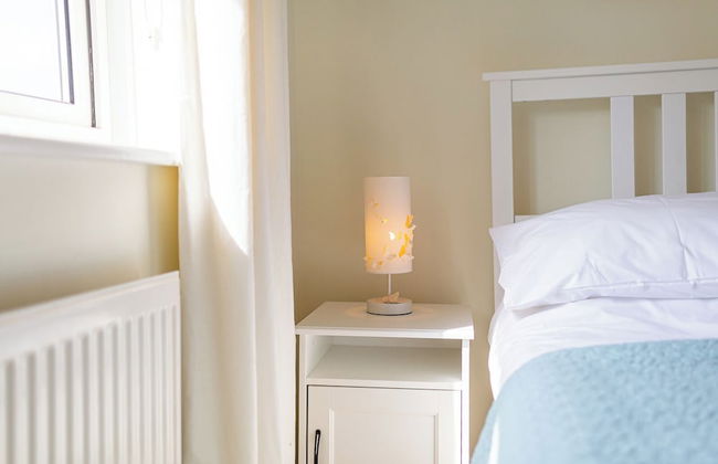 Central 2 Bed House w/ Garden and Free Parking! - Photo 13