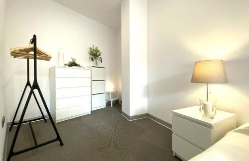 Impecable, nuevo, cómodo, frente al metro Colombia - Photo 16