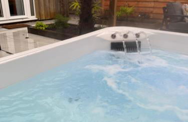 Romantic Luxury Cabin & Hot Tub near New Forest Dorset - Photo 10