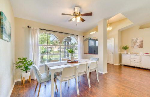 Relax Poolside Spring Hill Family Home with Yard! - Foto 3