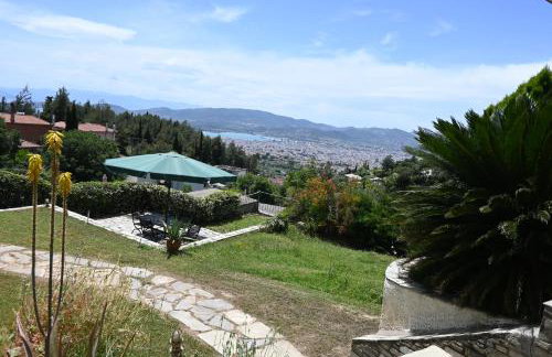 Tranquil Infinity Pool Getaway (private jacuzzi and steam bath, pool, garden, sea and city views) - Foto 44