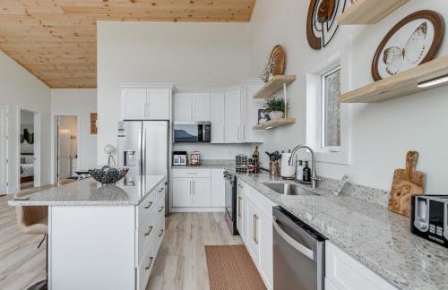 Mtn-View Hidden Falls Cabin with Hot Tub and Deck - Foto 14