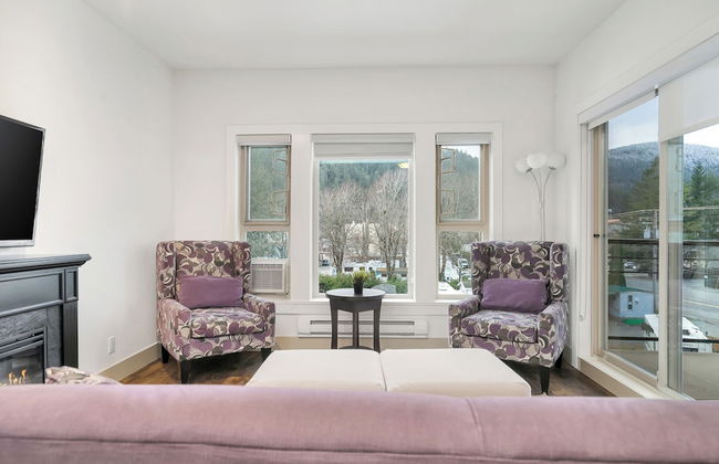 Elevated Escapes 2BR Suite Overlooking Lake - Foto 20