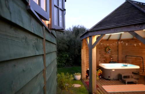 Romantic Retreat - Luxury Shepherds Hut + Hot Tub! - Foto 14