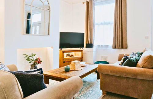 Central 3 Bed Home, Contractors, Garden, Fast WiFi, Smart TV - Photo 12