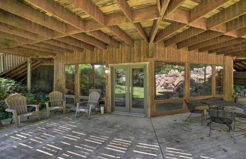 Grand Escape w/ Deck, Game Room, Nature View! - Foto 35