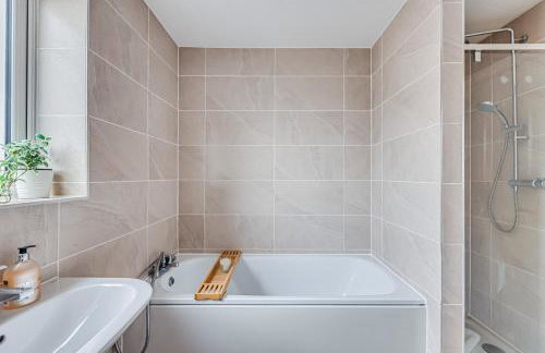 Detached 4 Bedroom 2 Bathroom House - Driveway Parking, Fast WiFi and Smart TV by Yoko Property - Foto 16