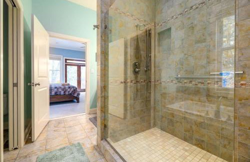 Riverbend Lodge Spacious Riverfront Home with Hot Tub Pool & Mountain view - Foto 32