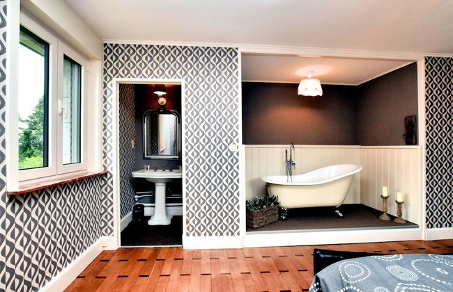 Magnificent Luxury Chateau in Vast Garden with Sauna & Hot Tubs - Photo 35