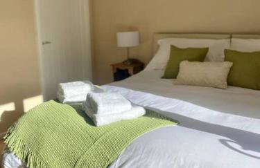 A spacious hidden gem with hot tub, lovely garden & views - Foto 16