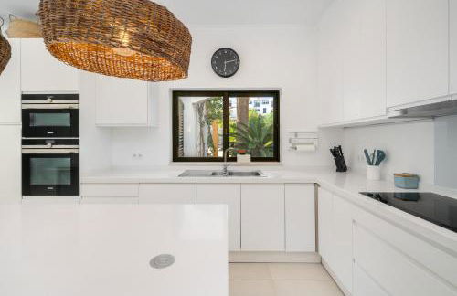 Luxury Private Family Villa with Pool AC & Parking - Foto 14