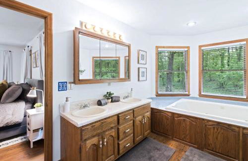 Wooded Retreat with game area and hot tub - Foto 14