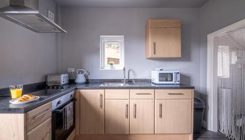 Stunning Home Ideal for comfort by Our Home Short Stays Free parking fast Wi-Fi and plenty of shops and eating options close by - Foto 5, stove, pet friendly, toaster, minibar