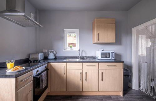 Stunning Home Ideal for comfort by Our Home Short Stays Free parking fast Wi-Fi and plenty of shops and eating options close by - Foto 5