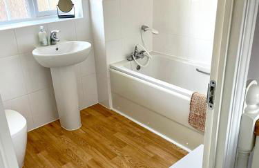 Stunning Large Detached Gloucester, 4 beds, 3 bedroom, 2 bathroom property, Nr Chelt, The Docks and Quays sleeps 6 - Photo 29