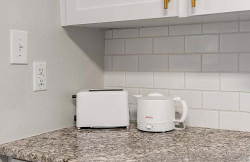 Cozy 4BR Home Pet Friendly Large Yard & Patio - Foto 25