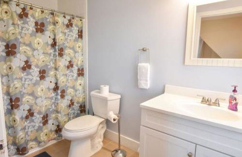 Waterfront Fun at this Huge Family Estate - Foto 37