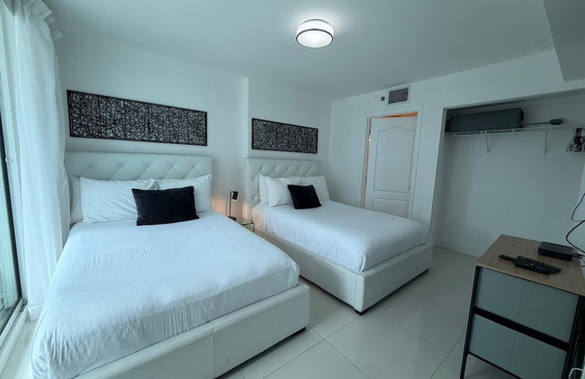 Luxurious 3BR Condo with Pool in Brickell - Foto 71