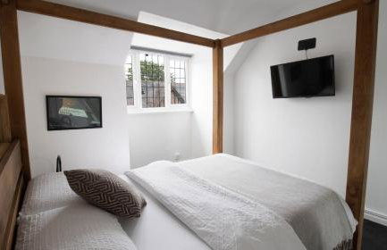 One-Bedroom flat in Cheam Village - Photo 6