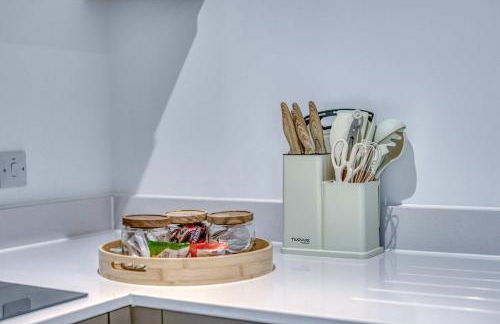 2-BR Near Salford Royal - City & Town Centre View - 1 Minute to Train & Tram Station - Sleeps 6 - Foto 28