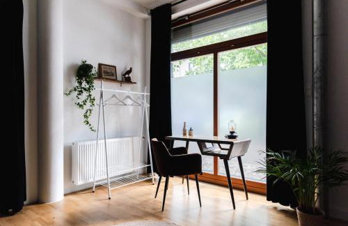 90sqm 2BR Design Gem - outdoor terrace - Photo 9