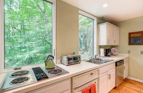 7 Mi to Dtwn Asheville Carriage House with Deck - Photo 10