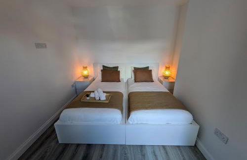 Modern Central Apartments with Balcony - Photo 35