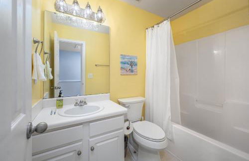 Modern 3-BR Townhome w Private Backyard Near RTP - Foto 29