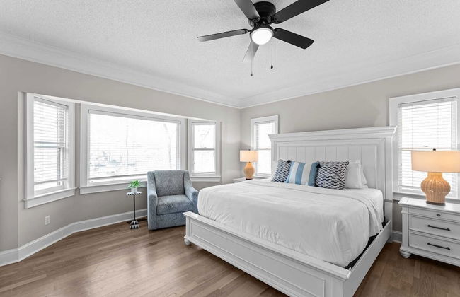 Winding Down by Avantstay Sleeps 20 + Dock, View - Photo 25