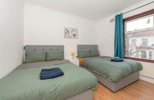 Xtra Large 4 Bedroom House with Heating Sleeps 14 Near Station and ExCeL - Foto 26